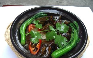 美味健康的蒜子焖塘鲺做法（传统佳肴，营养丰富，味道鲜美，健康养生）