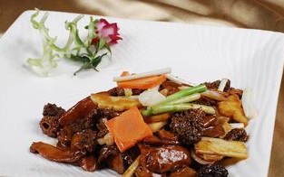 小炒松茸牛肉的制作方法（营养丰富的美味佳肴，健康生活的首选）