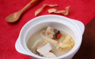 以五指毛桃炖老鸡，煮出健康美味（探秘五指毛桃的营养价值，学会老鸡炖汤的技巧）