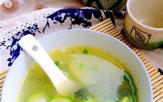 用虾皮制作青菜汤，营养美味兼备（脆嫩青菜搭配浓郁虾香，让你一饮而尽）