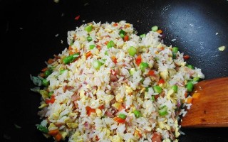 五彩蛋炒饭的制作（健康营养、美味可口、营养均衡）