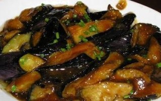 美食诱惑，油泼茄子做法大揭秘！（家常菜谱，尝鲜指南，油泼茄子一定要试试！）