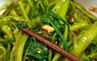 酸辣通心菜帮，清爽开胃的夏日凉菜（教你做一道美味可口的酸辣通心菜帮）
