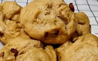 无油红糖红枣面包——健康美味的自制早餐（红糖红枣的营养和做面包技巧）