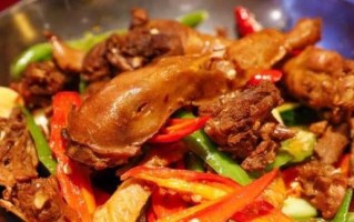 香辣鸭子的制作方法（传统烹饪技巧让你尝遍鸭子的味道）