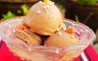 制作美味水果巧克力冰淇淋（健康又美味的自制冰淇淋制作方法）