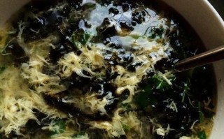 用虾皮和紫菜做出美味的蛋花汤（家常菜肴的好滋味——以虾皮紫菜蛋花汤为例）