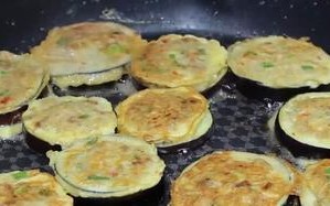 教你煎出香气四溢的茄子饼（一口咬下，回味无穷，茄子饼的制作方法大揭秘）