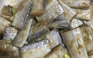 喜庆炸带鱼，中秋佳节美味必备（传统美食新变化，大胆创新享美味）