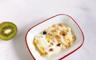 打造营养早餐——水果麦片酸奶的做法（简单易学、健康美味，轻松享受营养早餐）