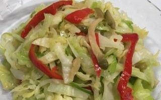 手撕包心菜的做法（健康美味的素食佳肴）