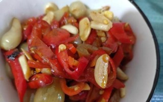 酸辣椒的美味制作法（家庭厨房做出的口感鲜美、酸辣可口的酸辣椒）