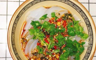 手撕鸡拌芥末凉粉的做法（手把手教你制作口感清爽的芥末凉粉）