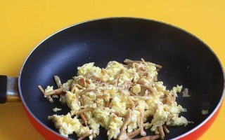 美味易做（打造色香味俱佳的鲜黄花炒鸡蛋）