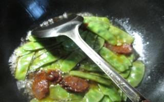 用香肠炒出美味扁豆（一份简单易学的家庭美食菜谱）