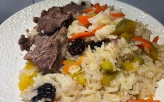 肉丁抓饭——快捷美味的家常料理（用一锅翻炒，轻松烹饪健康美食）