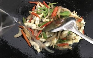 双椒辣蛏子的做法（香辣可口，食欲倍增）