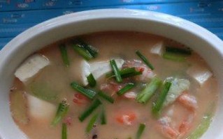 美味清爽的虾仁豆腐丝瓜汤（健康低脂的家常汤，让你胃口大开）