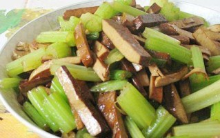 香干芹菜红椒炒回锅肉的做法（重庆特色美食）