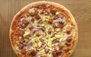 以什锦香肠为主的披萨制作方法（多种口味美食，健康美味兼得）