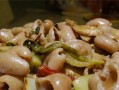 酸菜双椒炒猪大肠，美味可口的家常菜（自制酸菜，加入双色辣椒，炒出口感鲜嫩的猪大肠）