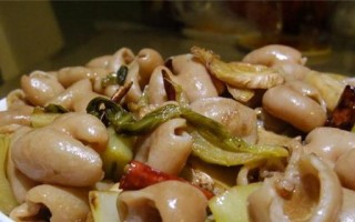 酸菜双椒炒猪大肠，美味可口的家常菜（自制酸菜，加入双色辣椒，炒出口感鲜嫩的猪大肠）