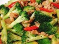 学会做小炒西兰花，轻松变身厨房达人（鲜嫩多汁的西兰花，热炒出香气四溢的美味佳肴）