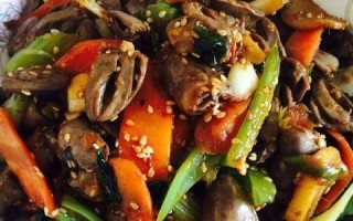 香辣鲜美蒜蓉肚脐波螺（以蒜蓉辣酱炒制，口感鲜嫩多汁）