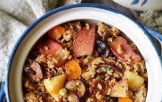土豆胡萝卜腊肉焖饭的制作方法（让你做出美味可口的家常饭菜）