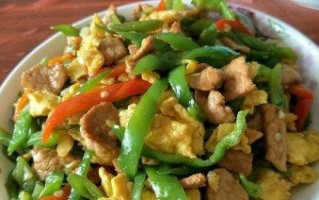 以线椒炒鸡胸肉-一道美味健康的家常菜（健康食材相遇口感与营养并存）