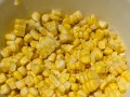 青椒玉米粒的做法（清爽美味，简单易学的家常菜）