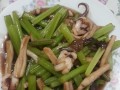 美食小厨房——以西芹鲜鱿的制作方法（清爽口感，健康美味，让你一吃再吃！）