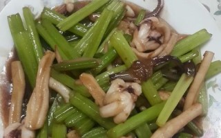 美食小厨房——以西芹鲜鱿的制作方法（清爽口感，健康美味，让你一吃再吃！）