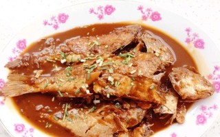 家常美食（以家乡特色酸菜为底，鲜香可口的黄花鱼滋味）