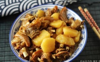 美味家常菜肉炖土豆扁豆的做法（营养丰富，味道鲜美的土豆扁豆肉炖菜谱）