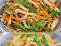 手撕杏鲍菇的美味做法（以鲜椒为调料，简单又美味的家常菜）