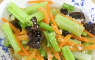 生拌芹菜的做法（健康美味又简单，让你爱上生拌芹菜）