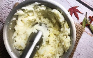 教你如何以土豆搅团制作美味小吃（土豆搅团的制作方法和口感特点）
