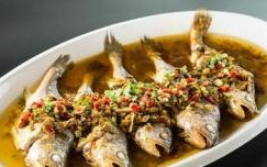 用酸菜蒸出鲜美的黄鱼（传统家常菜，健康美味双享受）