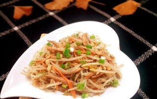 家常银芽肉丝的做法（教你轻松做出味道好又营养的银芽肉丝）