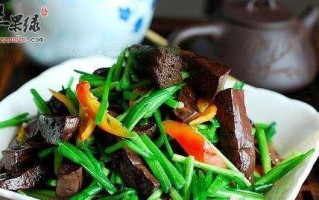 小虾米炒猪血的做法（家庭美食中的经典菜肴，营养丰富好味道）