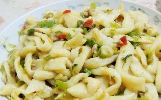手擀面的美味做法（传统制作方式，口感松软Q弹，健康美食）