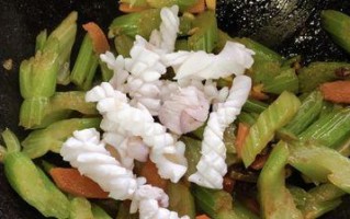 以西芹炒鱿鱼花的做法（清爽美味，开胃解暑）