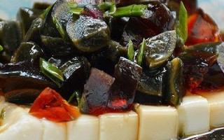 美味新式皮蛋伴豆腐，健康餐桌上的佳品（尝鲜新食材，挑战味蕾极限）