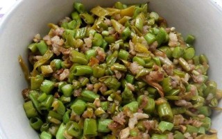 炒泡豇豆的做法（用肉末制作的美味菜肴，泡豇豆更加鲜美）
