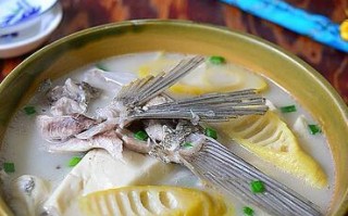 美味鲜香，营养丰富——鱼头鱼骨豆腐汤的做法（重口味必备，家庭聚餐首选）