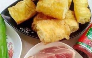 油条配肉末茄汁，口感绝佳！（自制油条，搭配美味茄汁肉末，一起来尝尝！）