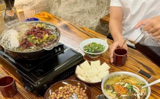 酸菜烧鸡，酸辣美味的家常菜（家中必备的一道经典菜式，让你大快朵颐）
