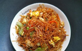 美味健康的素炒米粉（以新鲜蔬菜为主料，富含营养的素食佳肴）