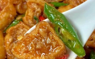 香辣炒豆腐，口感丰富（用5种调料做出妙味，健康美食享受）